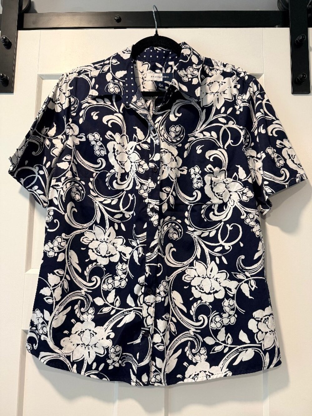 Jones Wear Studio Navy Blue & White Floral Short-Sleeve Button-Front Blouse Lg